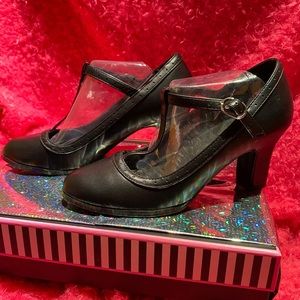 Black women’s shoes size 6.